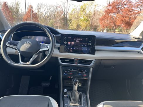 Certified 2025 Volkswagen Taos SE w/ Panoramic Sunroof Package image 27