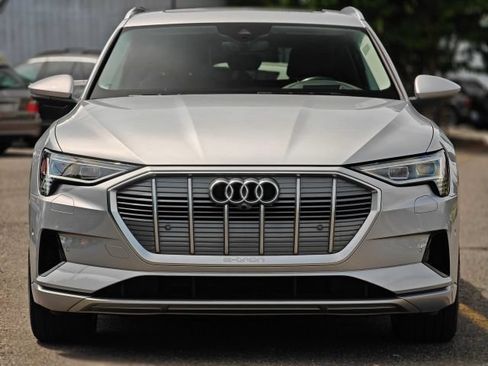 Used 2019 Audi e-tron Prestige w/ Prestige Package AWD/4WD image 4