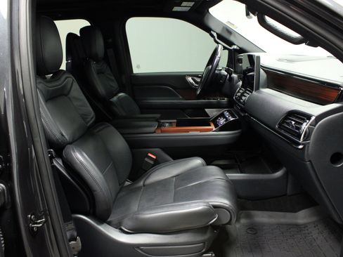 Used 2024 Lincoln Navigator Reserve image 16