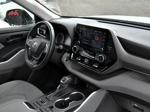 Used 2022 Toyota Highlander LE AWD/4WD image 45