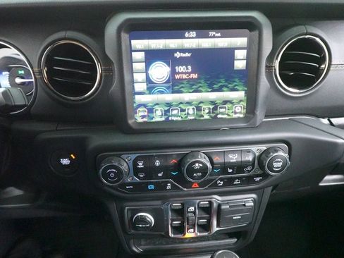 Used 2023 Jeep Wrangler Unlimited Sahara AWD/4WD image 16