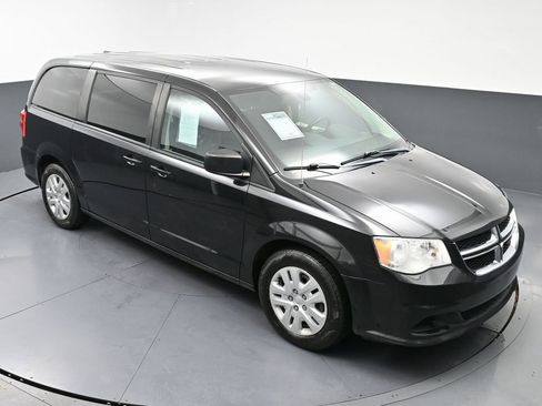 Used 2018 Dodge Grand Caravan SE w/ UConnect Hands-Free Group image 38