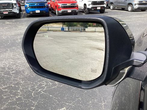 Used 2025 Chevrolet Traverse LT FWD image 36
