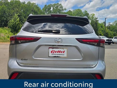 Used 2024 Toyota Highlander XLE AWD/4WD image 4