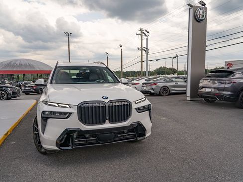 Used 2023 BMW X7 xDrive40i w/ M Sport Package AWD/4WD image 11