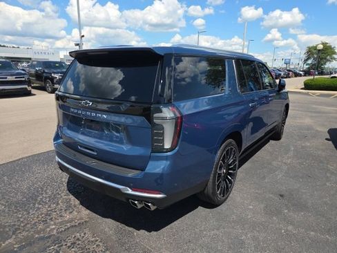 Certified 2025 Chevrolet Suburban High Country AWD/4WD image 2