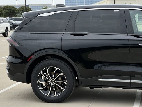 New 2025 Lincoln Nautilus Premier image 11