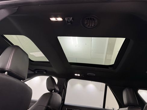 Used 2018 Ford Explorer XLT w/ Equipment Group 202A image 19