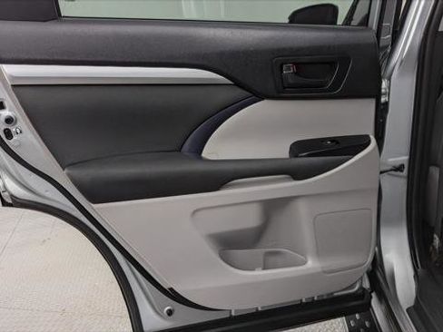 Used 2019 Toyota Highlander LE image 16