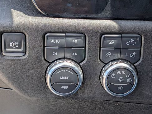 Used 2025 GMC Sierra 2500 SLT w/ SLT Convenience Package AWD/4WD image 23