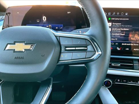 Used 2025 Chevrolet Equinox EV LT image 24