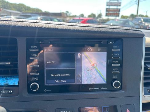 Used 2020 Toyota Sienna XLE Premium FWD image 12