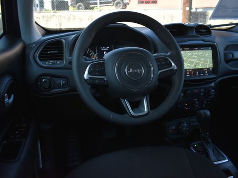 Used 2023 Jeep Renegade Latitude AWD/4WD image 16