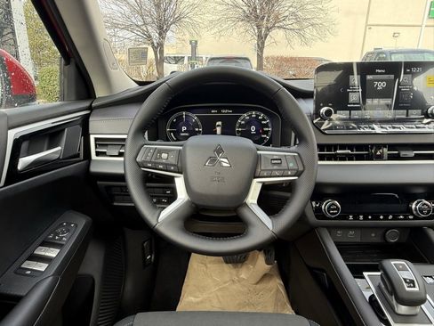 Used 2025 Mitsubishi Outlander SE image 24