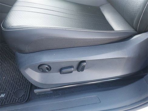 Used 2022 Volkswagen Tiguan SE image 16