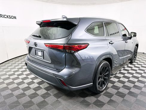 Used 2023 Toyota Highlander XLE image 3