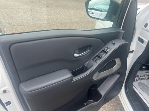 Used 2024 Nissan Frontier SV image 8