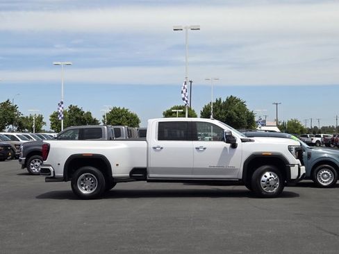 Used 2025 GMC Sierra 3500 Denali Ultimate AWD/4WD image 3