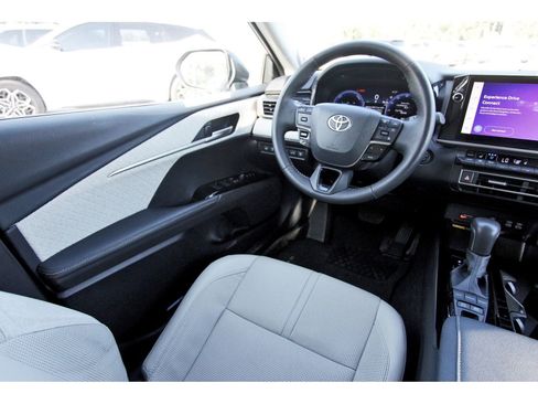 Used 2025 Toyota Camry XLE image 9
