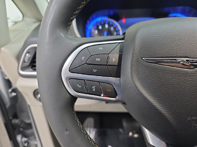 Used 2024 Chrysler Pacifica Touring-L FWD image 17