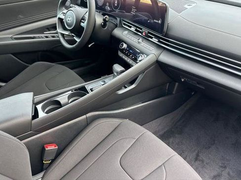 New 2025 Hyundai Elantra SEL image 12