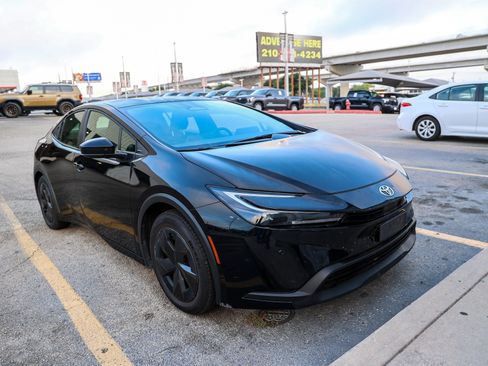 Used 2025 Toyota Prius LE FWD image 6