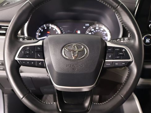 Used 2024 Toyota Highlander XLE AWD/4WD image 3