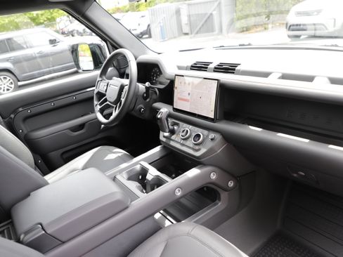 Used 2025 Land Rover Defender 130 X-Dynamic SE AWD/4WD image 13