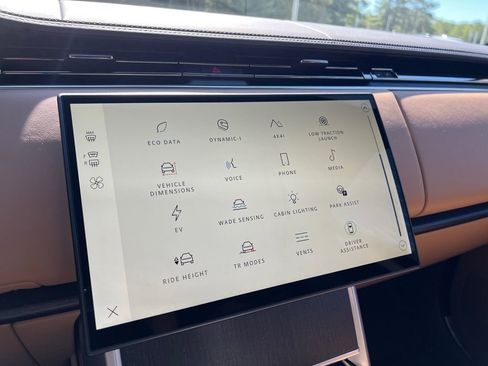 New 2025 Land Rover Range Rover SE image 18