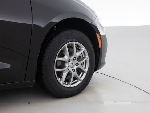 Used 2021 Chrysler Pacifica Touring FWD image 18