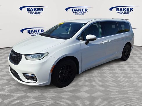 Used 2023 Chrysler Pacifica Touring-L FWD image 8