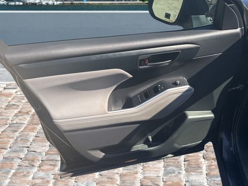 Used 2022 Toyota Highlander LE image 6