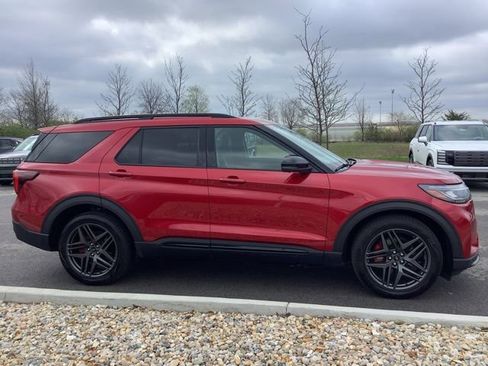 Used 2025 Ford Explorer ST AWD/4WD image 4