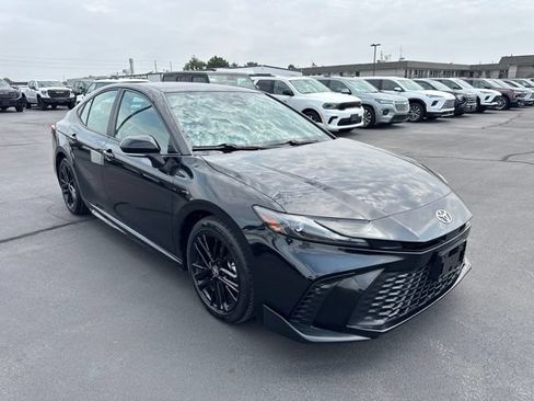Used 2025 Toyota Camry SE FWD image 1