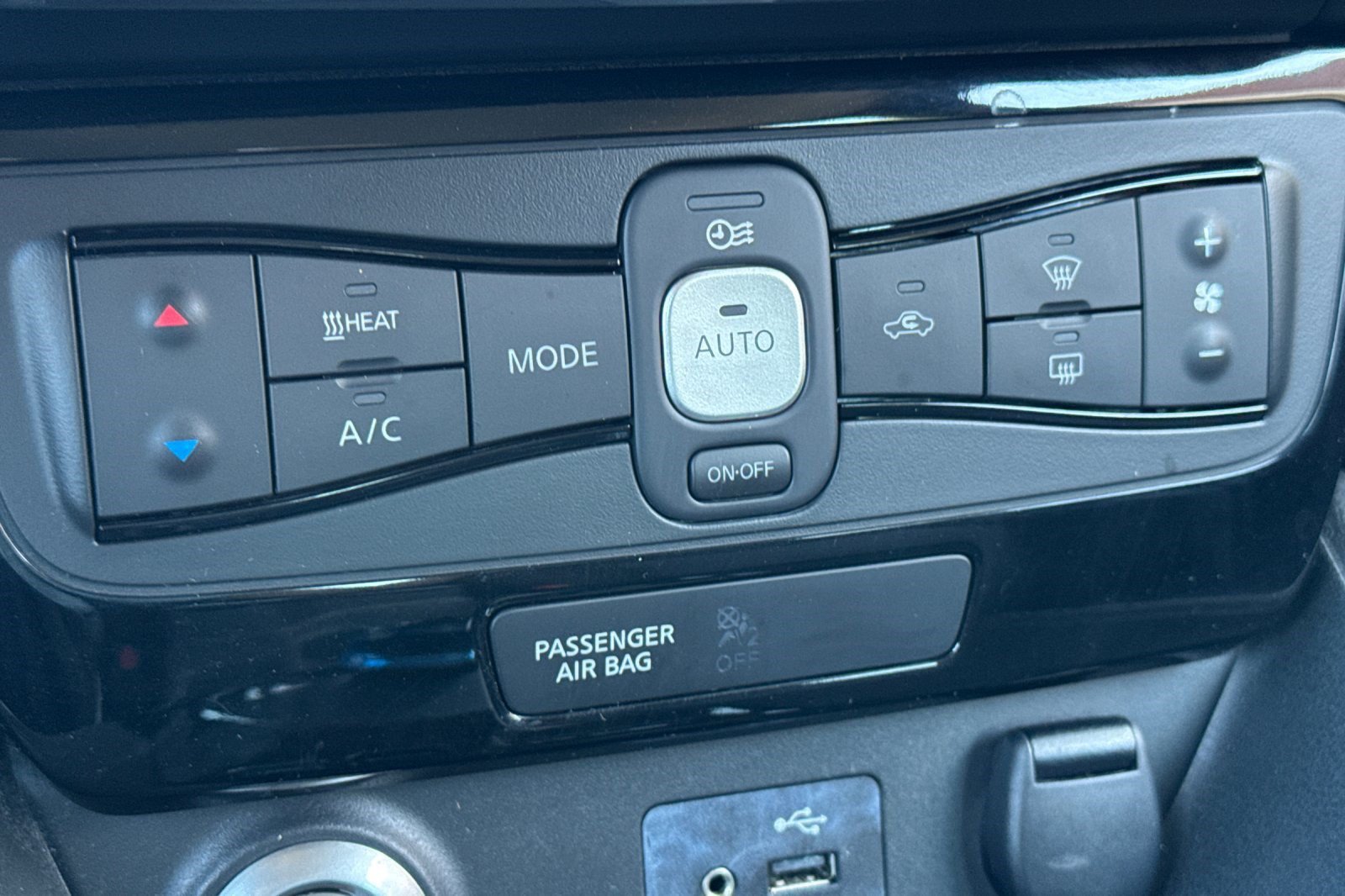 Used 2018 Nissan Leaf SV w/ SV Technology Package FWD image 19