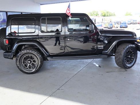 Used 2019 Jeep Wrangler Unlimited Sahara w/ Uconnect 4C Nav & Sound Group AWD/4WD image 5