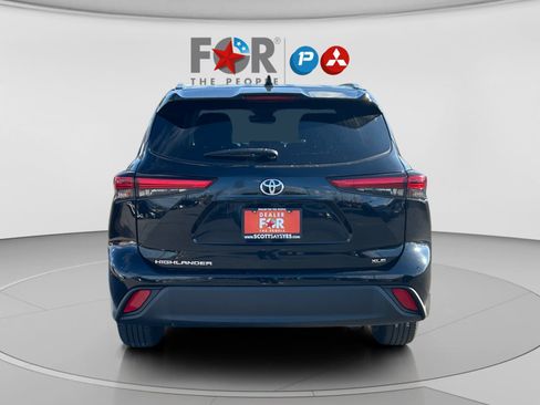 Used 2022 Toyota Highlander XLE image 4