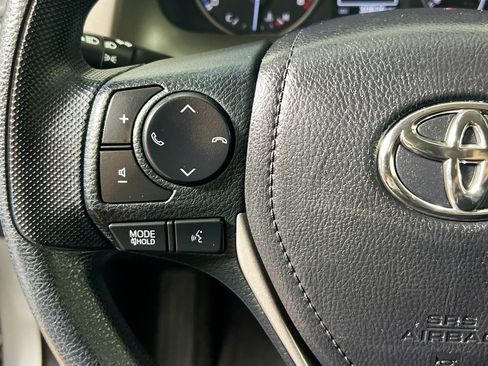 Used 2018 Toyota RAV4 LE image 17