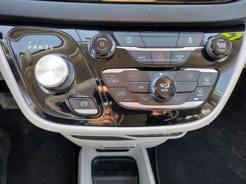 Used 2024 Chrysler Voyager LX image 28