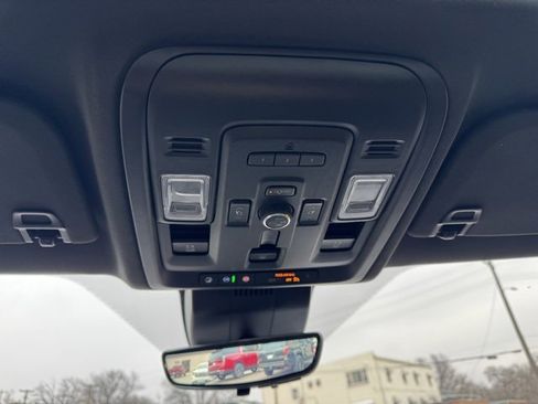 Used 2024 Chevrolet Suburban High Country image 32