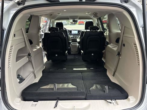 Used 2024 Chrysler Pacifica Touring-L image 19