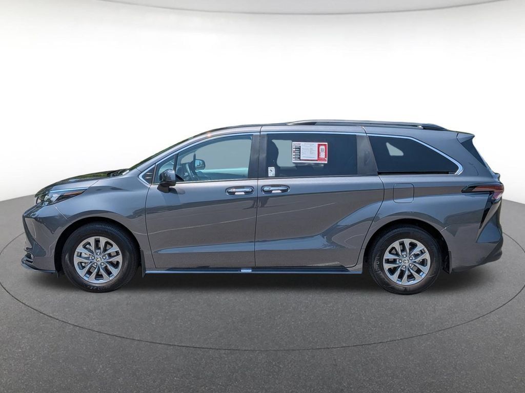 Used 2025 Toyota Sienna XLE w/ XLE Plus Package FWD image 3