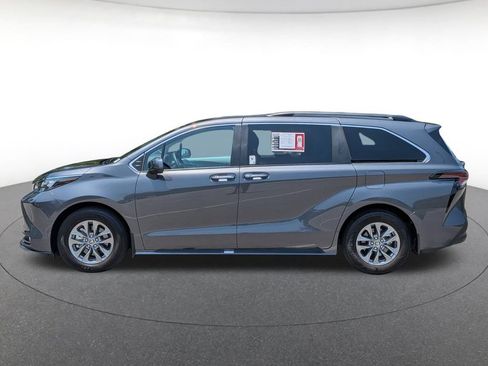 Used 2025 Toyota Sienna XLE w/ XLE Plus Package FWD image 3