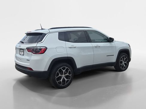 Used 2024 Jeep Compass Latitude AWD/4WD image 5