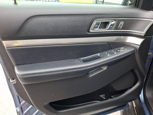 Used 2018 Ford Explorer XLT w/ Equipment Group 202A AWD/4WD image 13