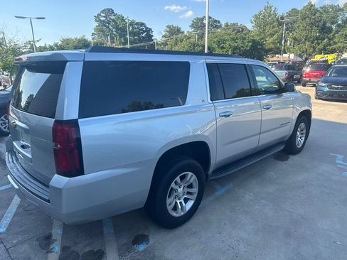 Used 2018 Chevrolet Suburban LT RWD image 4