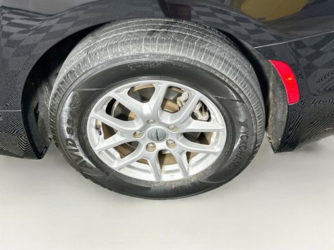 Used 2024 Chrysler Pacifica Touring-L FWD image 11