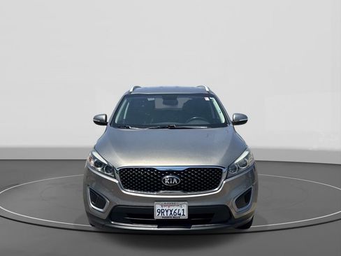 Used 2017 Kia Sorento FWD w/ LX Convenience Package image 2