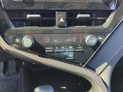 Used 2022 Toyota Camry SE image 19