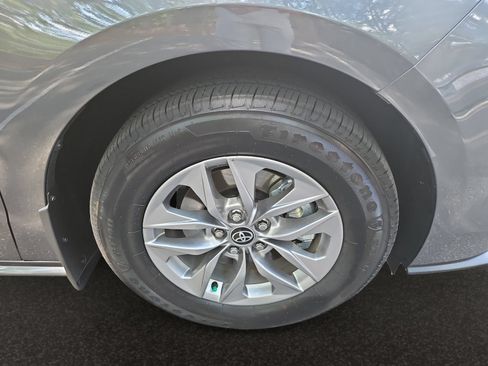 Used 2025 Toyota Sienna XLE FWD image 41